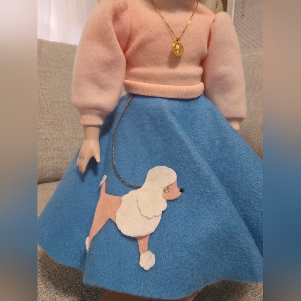 Vintage Ashton Drake Bobbi a Mid Century Music BOX Porcelain Doll - Picture 11 of 11